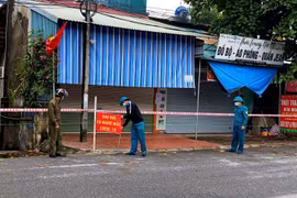 Lực lượng chức năng tiến hành phong tỏa các khu có nguy cơ lây nhiễm tại xã Chu Hóa, thành phố Việt Trì. (Ảnh: Trung Kiên/TTXVN)