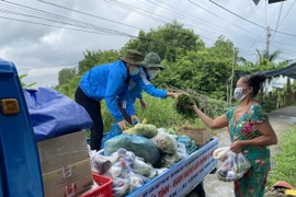 Tuổi trẻ Bạc Liêu trao các phần quà cho người dân có hoàn cảnh khó khăn trên địa bàn tỉnh do ảnh hưởng dịch COVID-19. (Ảnh: Nhật Bình/TTXVN) 