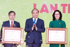 Chủ tịch nước Nguyễn Xuân Phúc trao tặng danh hiệu Nhà giáo ưu tú cho các giảng viên Học viện Nông nghiệp Việt Nam. (Ảnh: Thống Nhất/TTXVN)