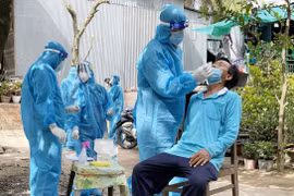 Lực lượng y tế lấy mẫu xét nghiệm cho người dân. (Ảnh: Thanh Sang/TTXVN)