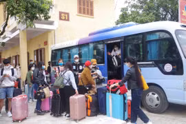 Các công dân hoàn thành thời gian cách ly trở về địa phương. (Ảnh: Đinh Tuấn/TTXVN)
