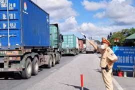 Doanh nghiệp vận tải sẽ được cấp thẻ nhận diện để vận chuyển hàng hóa giữa TP.HCM đi các tỉnh và ngược lại. (Ảnh: TTXVN)