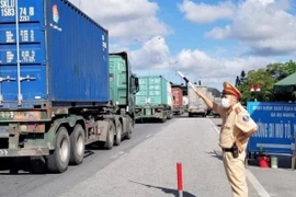 Doanh nghiệp vận tải sẽ được cấp thẻ nhận diện để vận chuyển hàng hóa giữa TP.HCM đi các tỉnh và ngược lại. (Ảnh: TTXVN)