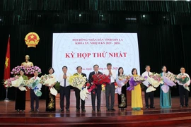 Tặng hoa chúc mừng Chủ tịch, Phó Chủ tịch cùng các Trưởng ban của HĐND tỉnh Sơn La khóa XV, nhiệm kỳ 2021-2026. (Ảnh: Nguyễn Cường/TTXVN)