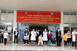 Công bố khỏi bệnh và trao quyết định ra viện cho các bệnh nhân COVID-19 ở Hải Dương. (Ảnh: Mạnh Tú/TTXVN)