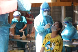 [Photo] Hà Nội tiếp tục ưu tiên xét nghiệm COVID-19 diện rộng