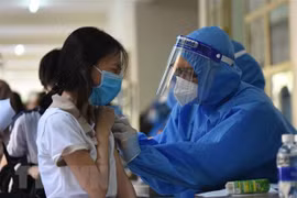 Học sinh được tiêm vaccine phòng COVID-19. (Ảnh minh họa. Công Phong/TTXVN)