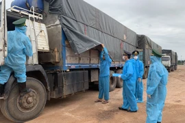 Các cán bộ, chiến sỹ Đồn Cửa khẩu Quốc tế Lao Bảo kiểm tra các phương tiện xuất, nhập cảnh tại cửa khẩu. (Ảnh: TTXVN)