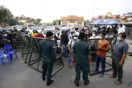 Cảnh sát phong tỏa một tuyến phố để phòng dịch COVID-19 tại Phnom Penh, Campuchia, ngày 15/4/2021. (Ảnh: THX/TTXVN)