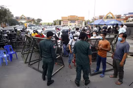 Cảnh sát phong tỏa một tuyến phố để phòng dịch COVID-19 tại Phnom Penh, Campuchia, ngày 15/4/2021. (Ảnh: THX/TTXVN)