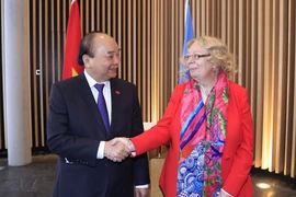 Chủ tịch nước Nguyễn Xuân Phúc gặp bà Tatiana Valovaya, Tổng giám đốc Văn phòng Liên hợp quốc tại Geneve. (Ảnh: Thống Nhất/TTXVN)