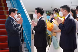 Đồng chí Võ Văn Thưởng, Uỷ viên Bộ Chính trị, Thường trực Ban Bí thư đón Tổng Bí thư, Chủ tịch nước Lào Thongloun Sisoulith và Phu nhân tại sân bay Quốc tế Nội Bài, Hà Nội. (Ảnh: Phương Hoa – TTXVN)
