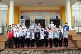 20 tình nguyện viên là Linh mục, tu sỹ, đồng bào Công giáo sẵn sàng lên đường tham gia công tác hỗ trợ tuyến đầu chống dịch tại Bệnh viện Dã chiến số 1 (Quận 7, Thành phố Hồ Chí Minh). (Ảnh: Xuân Khu/TTXVN)
