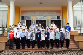 20 tình nguyện viên là Linh mục, tu sỹ, đồng bào Công giáo sẵn sàng lên đường tham gia công tác hỗ trợ tuyến đầu chống dịch tại Bệnh viện Dã chiến số 1 (Quận 7, Thành phố Hồ Chí Minh). (Ảnh: Xuân Khu/TTXVN)