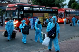 Đoàn xe đưa công dân Bình Thuận từ thành phố Hồ Chí Minh về thành phố Phan Thiết quê tránh dịch COVID-19. (Ảnh: Nguyễn Thanh/TTXVN)