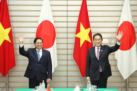 Thủ tướng Phạm Minh Chính và Thủ tướng Nhật Bản Kishida Fumio chụp ảnh chung. (Ảnh: Dương Giang/TTXVN) 