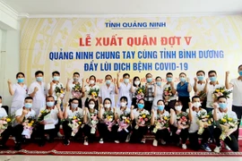 Đoàn cán bộ, y, bác sỹ Quảng Ninh thể hiện quyết tâm chống dịch. (Ảnh: Thanh Vân/TTXVN)
