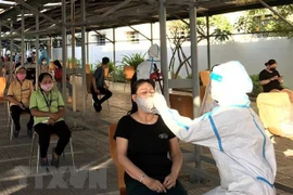 Test nhanh cho công nhân tại các khu công nghiệp ở Quảng Ngãi. (Ảnh: Lê Ngọc Phước/TTXVN) 