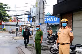 Chốt kiểm soát linh hoạt của Công an quận Gò Vấp, Thành phố Hồ Chí Minh. (Ảnh: Thành Chung/TTXVN) 