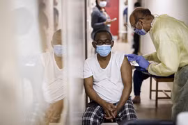 Tiêm vaccine ngừa COVID-19 cho người dân tại Ontario, Canada. (Ảnh: AFP/TTXVN)