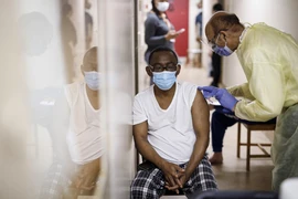 Tiêm vaccine ngừa COVID-19 cho người dân tại Ontario, Canada. (Ảnh: AFP/TTXVN)
