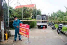 Lực lượng chức năng tháo dỡ điểm chốt tại thôn 1 Phú Đa, xã Công Lý, huyện Lý Nhân. (Ảnh: Nguyễn Chinh/TTXVN)