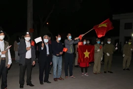 Xúc động, vui mừng, hân hoan là cảm xúc chung của tất cả mọi người, từ người dân đến những người làm nhiệm vụ tuyến đầu chống dịch suốt những ngày qua. (Ảnh: Mạnh Minh/TTXVN)