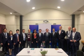 Bộ trưởng Công Thương Nguyễn Hồng Diên tiếp Chủ tịch Ngân hàng Standard Chartered, ông Jose Vinals. (Ảnh: TTXVN/phát)