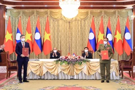 Chủ tịch nước Nguyễn Xuân Phúc và Tổng Bí thư, Chủ tịch nước Lào Thongloun Sisoulith chứng kiến Lễ ký Kế hoạch hợp tác bổ sung năm 2020 giữa hai Bộ Công an do Bộ trưởng Bộ Công an Tô Lâm và Bộ trưởng Bộ Công an Lào Vilay Lakhamphong thực hiện. (Ảnh: Thống