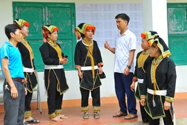 Cán bộ xã Phương Giao, huyện Võ Nhai, tỉnh Thái Nguyên tuyên truyền cho đồng bào các dân tộc thiểu số về quy trình, thủ tục bầu cử đại biểu Quốc hội khóa XV và đại biểu HĐND các cấp nhiệm kỳ 2021-2026. (Ảnh: Minh Đức/TTXVN) 