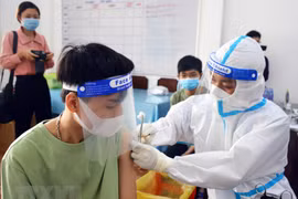 Điểm tiêm tại trường THPT Hồ Thị Kỷ sẽ tiêm vaccine ngừa COVID-19 cho 3.100 em học sinh. (Ảnh: Huỳnh Anh/TTXVN) 