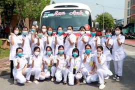 Sinh viên Trường Đại học Điều dưỡng Nam Định thể hiện quyết tâm trước khi lên đường vào Đồng Nai chống dịch. (Ảnh: Văn Đạt/TTXVN) 