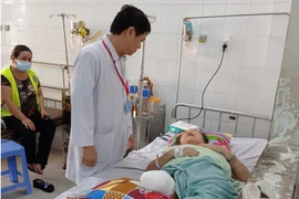 Bà N.T.L đang được theo dõi sức khỏe tại Bệnh viện đa khoa Thống Nhất sau ca phẫu thuật. (Ảnh: Lê Xuân/TTXVN)
