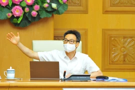 Phó Thủ tướng Chính phủ Vũ Đức Đam chủ trì cuộc họp đánh giá tình hình công tác phòng, chống dịch COVID-19 trên cả nước, nhất là các tỉnh, thành phố đang thực hiện Chỉ thị 16/CT-TTg của Thủ tướng Chính phủ. (Ảnh: Minh Đức/TTXVN)