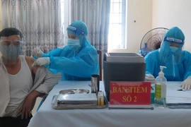 Tiêm vaccine cho người có công với cách mạng và người trên 65 tuổi tại thành phố Tuy Hòa. (Ảnh: Xuân Triệu/TTXVN)