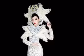 Miss Intercontinental: Ngắm trang phục dân tộc nặng 30kg của Ái Nhi