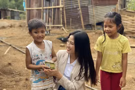 Hoa hậu Đỗ Thị Hà đến với trẻ em Trà Don, huyện Nam Trà My, tỉnh Quảng Nam. (Ảnh: CTV/Vietnam+)