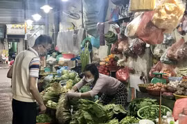 Giá rau tại các chợ truyền thống tăng do ảnh hưởng của giá xăng dầu (Ảnh: Việt Anh/Vietnam+)
