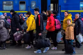 Người tị nạn Ukraine trên đường tới các nước châu Âu. (Nguồn: SOPA)