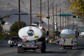 Xe chở xăng dầu gần nhà máy lọc dầu ở El Paso, Texas, Mỹ. (Ảnh: AFP/TTXVN)