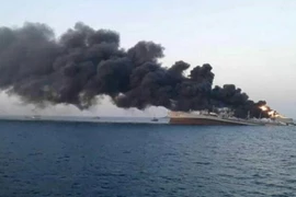 Khói bốc lên ngùn ngụt từ một con tàu bị lực lượng Houthi tấn công trên Biển Đỏ. (Ảnh: IRNA/TTXVN)