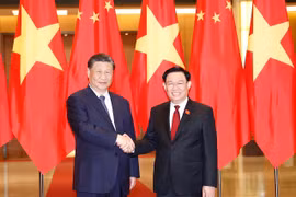 Chủ tịch Quốc hội Vương Đình Huệ và Tổng Bí thư, Chủ tịch nước Trung Quốc Tập Cận Bình chụp ảnh chung trongchuyến thăm Việt Nam ngày 13/12/2023. (Ảnh: Doãn Tấn/TTXVN)