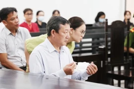 Bị cáo Huỳnh Văn Dõng, cựu Giám đốc CDC Khánh Hòa, bị cáo buộc nhận 1,9 tỷ đồng từ các doanh nghiệp trong vụ án. (Ảnh: Tiên Minh/TTXVN)