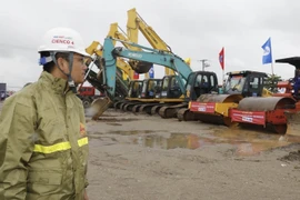 Các kỹ sư, công nhân nhà thầu sẵn sàng thực hiện thi công dự án Vành đai 4 Vùng Thủ đô Hà Nội. (Ảnh: Trần Việt/TTXVN)