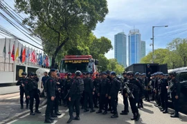 Cảnh sát Jakarta được tăng cường đảm bảo an ninh trước trụ sở KPU. (Ảnh: Đỗ Quyên/TTXVN)