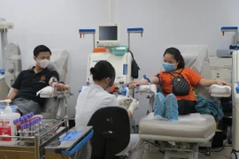 Các bạn trẻ hiến máu nhân đạo tại Bệnh viện Truyền máu-Huyết học Thành phố Hồ Chí Minh. (Ảnh: Đinh Hằng/TTXVN)