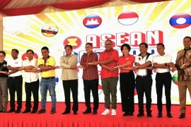 Đại sứ các quốc gia thành viên ASEAN tại Campuchia thực hiện nghi thức khai mạc Hội chợ văn hóa và ẩm thực Bazaar ASEAN. (Ảnh: Hoàng Minh/TTXVN)