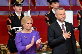 Ông Peter Pellegrini (phải) tuyên thệ nhậm chức Tổng thống Slovakia ở Bratislava, ngày 15/6/2024. (Ảnh: AFP/TTXVN)