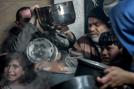 Người dân Palestine chờ nhận thực phẩm cứu trợ tại Beit Lahia, phía Bắc Dải Gaza, ngày 26/2/2024. (Ảnh: AFP/TTXVN)