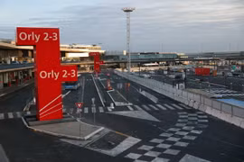 Cảnh vắng vẻ tại sân bay Orly ở ngoại ô Paris, Pháp do đình công ngày 25/4/2024. (Ảnh: AFP/TTXVN)